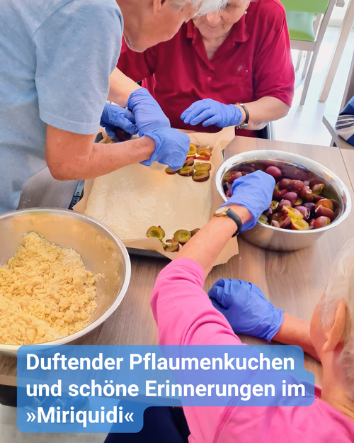 Seniorinnen belegen gemeinsam ein Kuchenblech mit Pflaumenstückchen. Bildbeschriftung: Duftender Pflaumenkuchen und schöne Erinnerungen im Miriquidi
