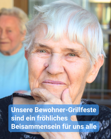 Porträt-Aufnahme von einer älteren Frau, die in die Kamera lächelt. Im Hintergrund ist unscharf ein älterer Herr zu sehen. Bildbeschriftung: Unsere Bewohner-Grillfeste sind ein fröhliches Beisammensein für uns alle