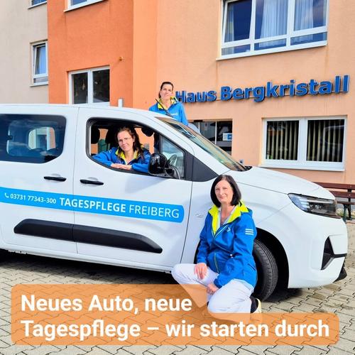 Zwei Kolleginnen mit blau grüner Jacke stehen gemeinsam an dem Auto der Tagespflege. Bildbeschriftung: Neues Auto, neue Tagespflege wir starten durch