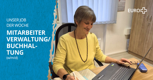 Frau mittleren Alters sitzt im Büro am Schreibtisch und arbeitet am Notebook. Bildbeschriftung: “UNSER JOB DER WOCHE: MITARBEITER VERWALTUNG/BUCHHALTUNG”