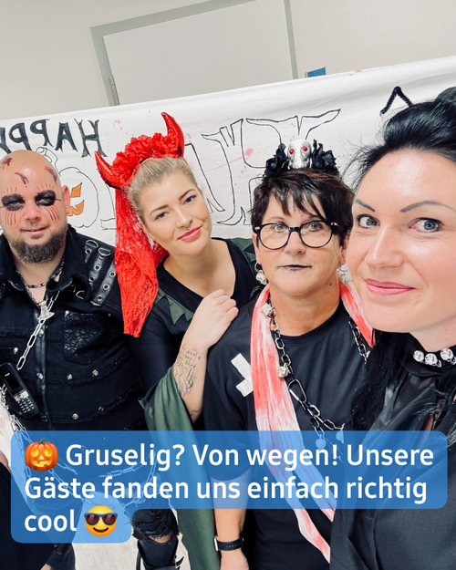 Kostümparty zu Halloween. Bildbeschriftung: “Gruselig? Von wegen! Unsere Gäste fanden uns einfach richtig cool”