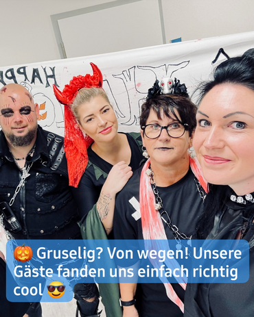 Kostümparty zu Halloween. Bildbeschriftung: “Gruselig? Von wegen! Unsere Gäste fanden uns einfach richtig cool”