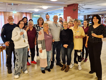 Das Team steht beieinander und lächelt in die Kamera. 