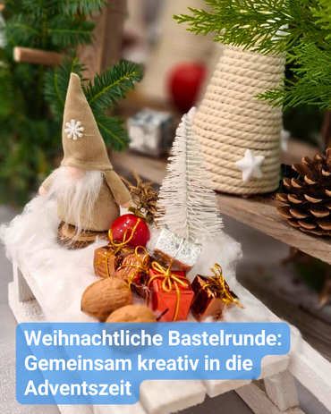 Weihnachtliche Basteldekoration in der Tagespflege Zschopau: handgemachter Wichtel, kleine Geschenkpakete, Walnüsse, Miniatur-Tannenbaum und Naturmaterialien auf weißer Unterlage, umgeben von Tannengrün und Zapfen.