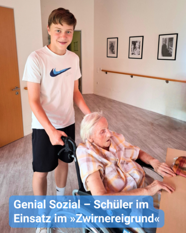 Ein junger Mann unterstützt eine älteren Dame im Rollstuhl.