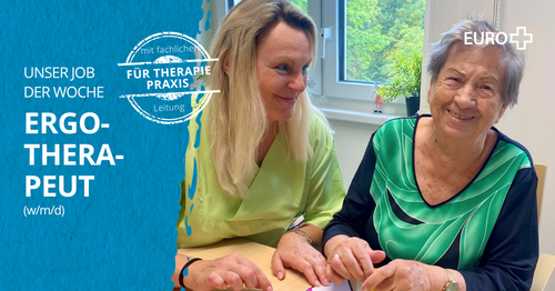 Eine Ergotherapeutin in lindgrüner Dienstkleidung sitzt mit einer Seniorin an einem Tisch und übt die Feinmotorik mit ihr. Bildbeschriftung: „Unser Job der Woche: Ergotherapeut (w/m/d) – Für Therapiepraxis mit fachlicher Leitung“