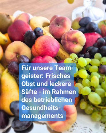 Ein Tisch voller Obst. Bildbeschriftung: „Für unsere Teamgeister: Frisches Obst und leckere Säfte – im Rahmen des betrieblichen Gesundheitsmanagements.“