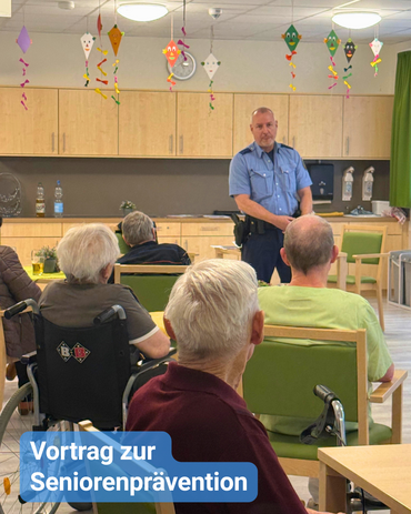 Polizeihauptmeister und Bürgerpolizist zu Besuch im Pflegekompetenzzentrum. Bildbeschriftung: „Vortrag zur Seniorenprävention“