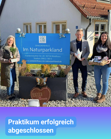 Vor einem weißen Gebäude und neben dem Schild der Einrichtung sind ein Mann und zwei Frauen, die Präsente in der Hand halten. Bildbeschriftung: “Praktikum erfolgreich abgeschlossen“