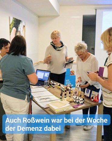Ein Tisch voller Informationen rund um das Thema Demenz. Darum interessierte und Kolleginnen und Kollegen die beraten. Bildbeschriftung: Auch Roßwein war bei der Woche der Demenz dabei