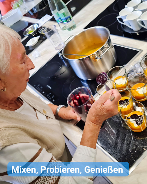 Seniorin füllt gekochte Speisen in Gläser. Bildbeschriftung: Mixen, Probieren, Genießen