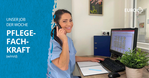Pflegefachkraft am Schreibtisch im Büro vor ihrem Computer und Kalender. Sie lächelt in die Kamera, während sie telefoniert. Bildbeschriftung: „Unser Job der Woche: Pflegefachkraft (w/m/d)“