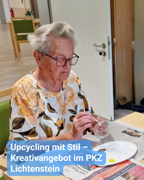 Eine ältere Frau bemalt ein Glas auf einer Zeitung am Tisch. Text: 'Upcycling mit Stil – Kreativangebot im PKZ Lichtenstein'.