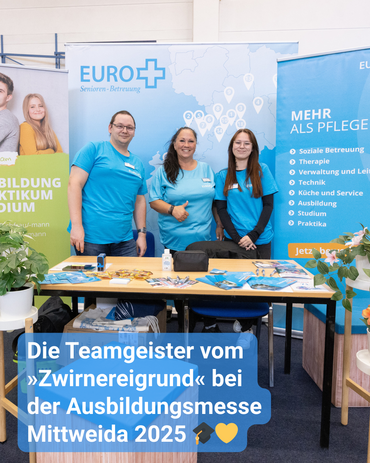 Drei Kolleg:innen stehen an einem Messestand der EURO+. Bildbeschriftung: Das Teamgeister vom »Zwirnereigrund« bei der Ausbildungsmesse Mittweida 2025