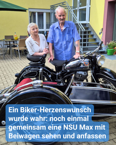 Ein älteres Ehepaar stehen im Hof einer Seniorenresidenz an einem Motorrad mit Beiwagen gelehnt. Bildbeschriftung: Ein Biker-Herzenswunsch wurde wahr: noch einmal gemeinsam eine NSU Max mit Beiwagen sehen und anfassen