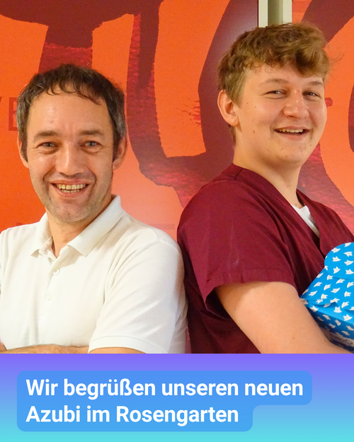 Zwei glückliche Gesichter: Ein Azubi hat eine Zuckertüte zum Beginn seiner Ausbildung vom Kollegen überreicht bekommen. Bildbeschriftung: „Wir begrüßen unseren neuen Azubi im Rosengarten“