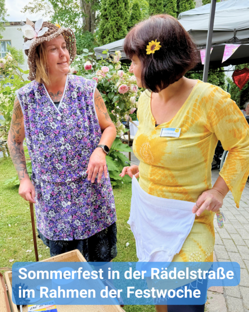 Zwei Frauen interagieren im Freien bei einem sommerlichen Festival.