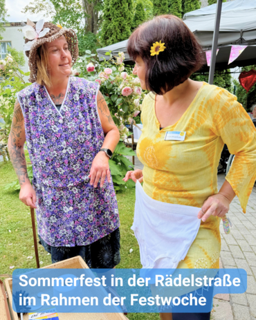 Zwei Frauen interagieren im Freien bei einem sommerlichen Festival.
