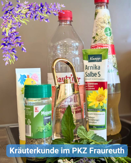 Verschiedenste Kräuter und Essig und Kräutersalben, arrangiert für ein Foto. Bildbeschriftung: Kräuterkunde im PKZ Fraureuth