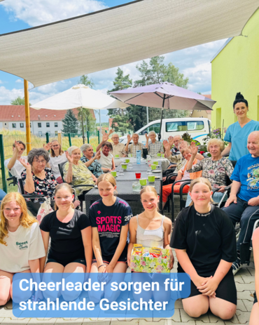 Junge Cheerleader knien vor einer Gruppe älterer, winkender Menschen. Text: 'Cheerleader sorgen für strahlende Gesichter'.