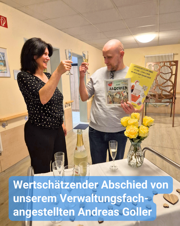 Kollegin und ihr Kollege stoßen mit einem Glas Sekt an. Der Mitarbeiter hält ein Buch präsent in der Hand und vor den Beinen ist ein Wagen mit Blumen und Dekoration. Bildbeschriftung: „Wertschätzender Abschied von unserem Verwaltungsfachangestellten Andreas Goller“