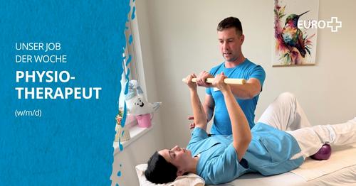 Ein Physiotherapeut unterstützt eine Patientin beim Training mit einer Holzstange. Links blauer Bereich mit Text: 'UNSER JOB DER WOCHE PHYSIOTHERAPEUT (w/m/d)'