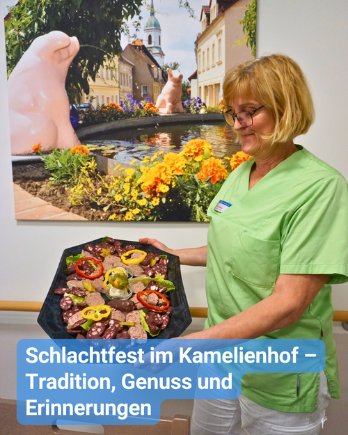 Eine Betreuungskraft hält eine Platte mit Wurst und Fleisch in die Kamera. Bildbeschriftung: „Schlachtfest im Kamelienhof – Tradition, Genuss und Erinnerungen“