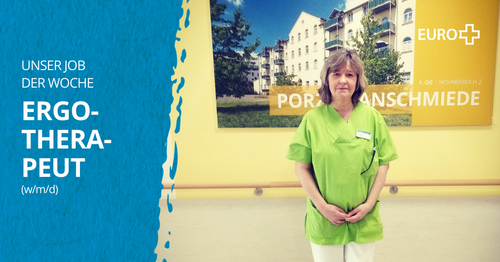 Eine Ergotherapeutin in grün-weißer Dienstkleidung steht vor einem Wandbild. Bildbeschriftung: „Unser Job der Woche: Ergotherapeut”