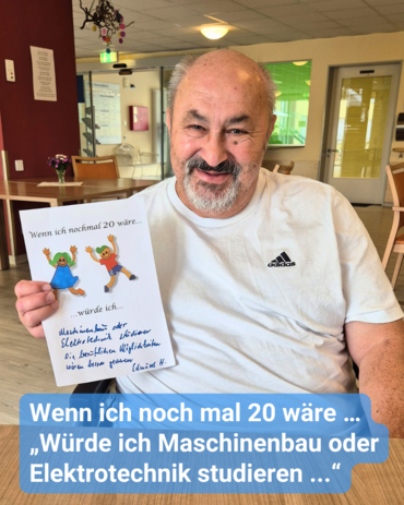 Ein älterer Mann sitzt an einem Tisch und hält einen Zettel in die Kamera. Bildbeschriftung: Wenn ich noch mal 20 wäre … „Würde ich Maschinenbau oder Elektrotechnik studieren ...“
