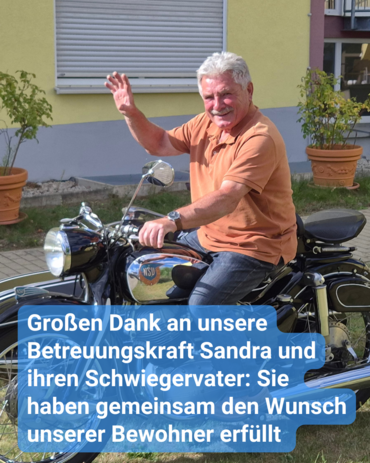 Ein älterer Herr sitzt auf einem Motorrad mit Beiwagen und winkt in die Kamera. Bildbeschriftung: Großen Dank an unsere Betreuungskraft Sandra und ihren Schwiegervater: Sie haben gemeinsam den Wunsch unserer Bewohner erfüllt