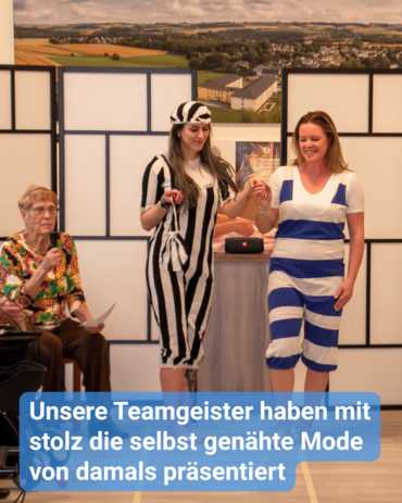 Modenschau mit gestreifter Bademode von früher. Bildbeschreibung: Unsere Teamgeister haben mit stolz die selbst genähte Mode von damals präsentiert