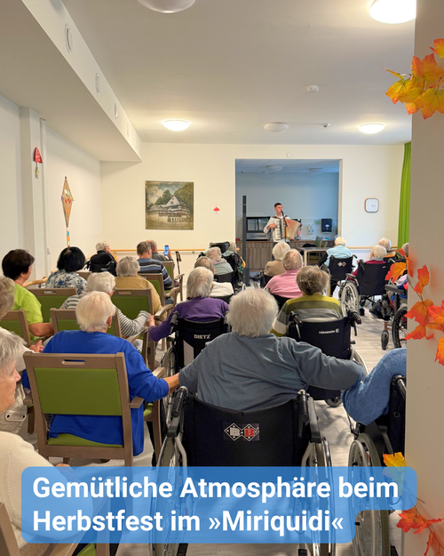 Musikveranstaltung mit Schifferklavier vor einem älteren Publikum in einer Seniorenresidenz. Bildbeschriftung: „Gemütliche Atmosphäre beim Herbstfest im »Miriquidi«”