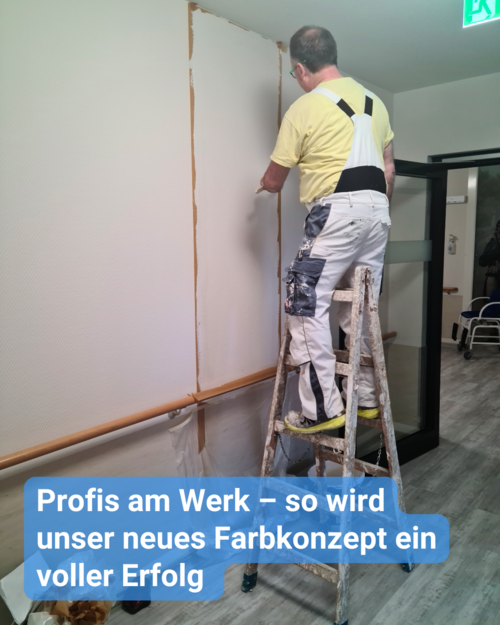 Ein Mann steht auf einer Holzleitertreppe und streicht eine Wand. Er trägt ein gelbes T-Shirt, weiße Overalls und eine Brille. Die Wand ist am unteren Rand mit Schutzfolie bedeckt und hat braune Malerkreppbänder an den Rändern befestigt.  Die Leiter wirkt gebraucht und ist gut genutzt. Im Hintergrund ist eine Türöffnung sichtbar, durch die man einen weiteren Raum mit Stühlen erkennen kann. Über der Tür befindet sich ein grünes Fluchtweg-Schild. Am unteren Rand des Bildes ist in einer blauen Sprechblase der Text „Profis am Werk – so wird unser neues Farbkonzept ein voller Erfolg“ eingeblendet.