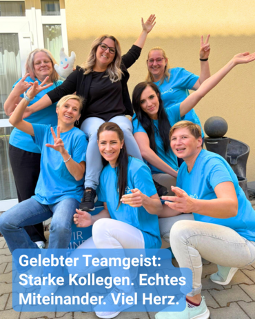 Team-Foto von Kolleginnen mit hellblauen T-Shirts, die freudestrahlend und jubelnd in die Kamera blicken. Bildunterschrift: “Gelebter Teamgeist: Starke Kollegen. Echtes Miteinander. Viel Herz.”