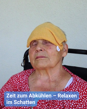 Eine ältere Person entspannt sich mit einem gelben Tuch auf dem Kopf im Schatten. Text: 'Zeit zum Abkühlen – Relaxen im Schatten'.