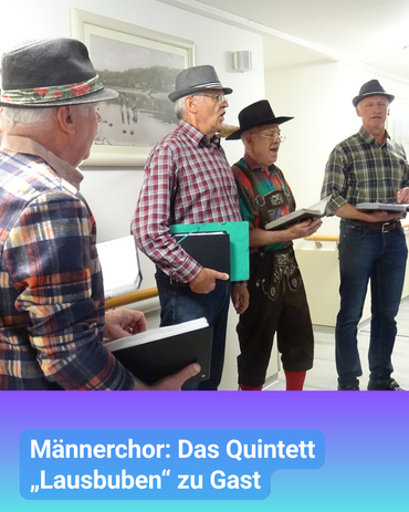 Vier ältere Herren, mit Hut und Gesangsbuch singen. Bildbeschriftung: Männerchor: Das Quintett „Lausbuben“ zu Gast