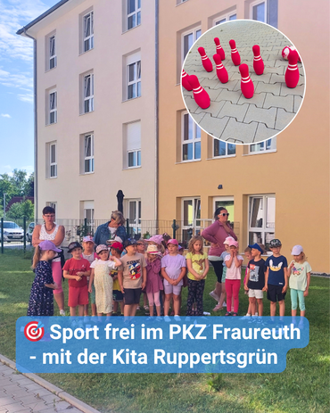 Eine Gruppe Kinder und Erwachsene vor einem Gebäude, oben rechts ein Miniaturbild mit Kegeln. Text: „Sport frei im PKZ Fraureuth – mit der Kita Ruppertsgrün'.