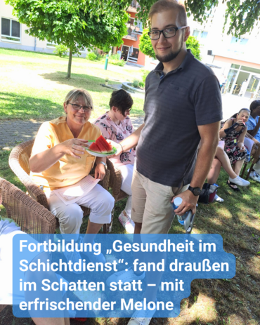 Eine Gruppe von Menschen genießt draußen Wassermelone bei einer Schulungsveranstaltung mit dem Titel „Gesundheit im Schichtdienst.“