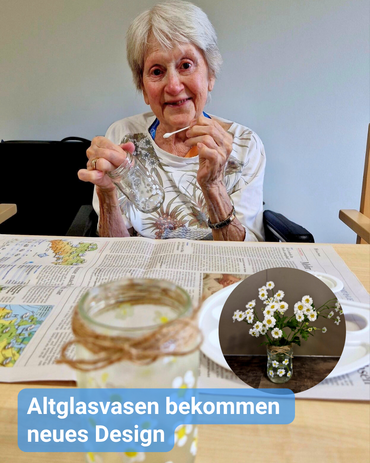 Eine ältere Frau bemalt ein Glasgefäß. Im Vordergrund fertige Glasvasen mit Blumen. Text: 'Altglasvasen bekommen neues Design'.