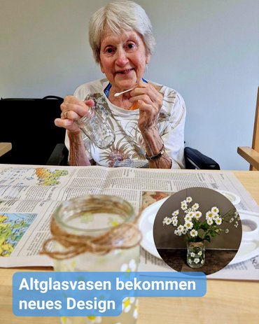 Eine ältere Frau bemalt ein Glasgefäß. Im Vordergrund fertige Glasvasen mit Blumen. Text: 'Altglasvasen bekommen neues Design'.