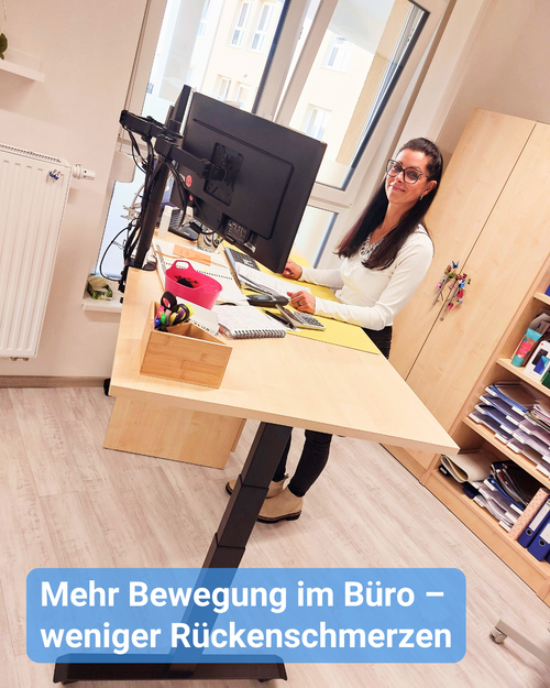 Eine junge Frau mit langen Haaren steht an einem ergonomischen Computerarbeitsplatz, an einem höhenverstellbaren Tisch. Bildbeschriftung: „Mehr Bewegung im Büro – weniger Rückenschmerzen“
