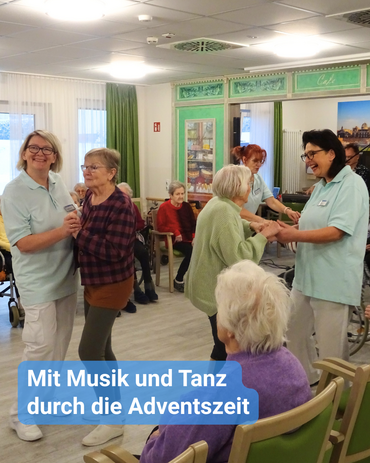 Eine Gruppe von Seniorinnen und Senioren tanzt gemeinsam mit den Betreuern im Pflegeheim. Bildbeschriftung: „Mit Musik und Tanz durch die Adventszeit“