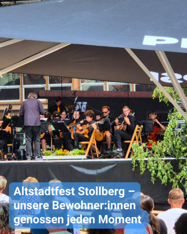 Ein Orchester spielt auf einer Bühne im Freien vor Zuschauern. Text: 'Altstadtfest Stollberg – unsere Bewohner:innen genossen jeden Moment'.